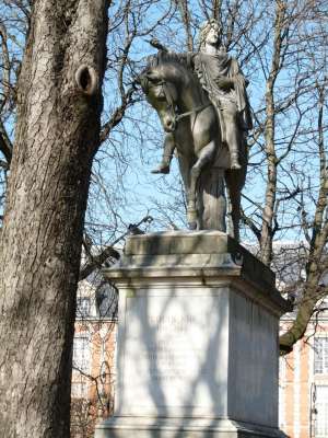 incroyable statue equestre représentant Louis XII roi de France