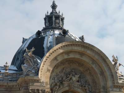 Magnifique dôme enneigé du Petit Palais véritable joyau